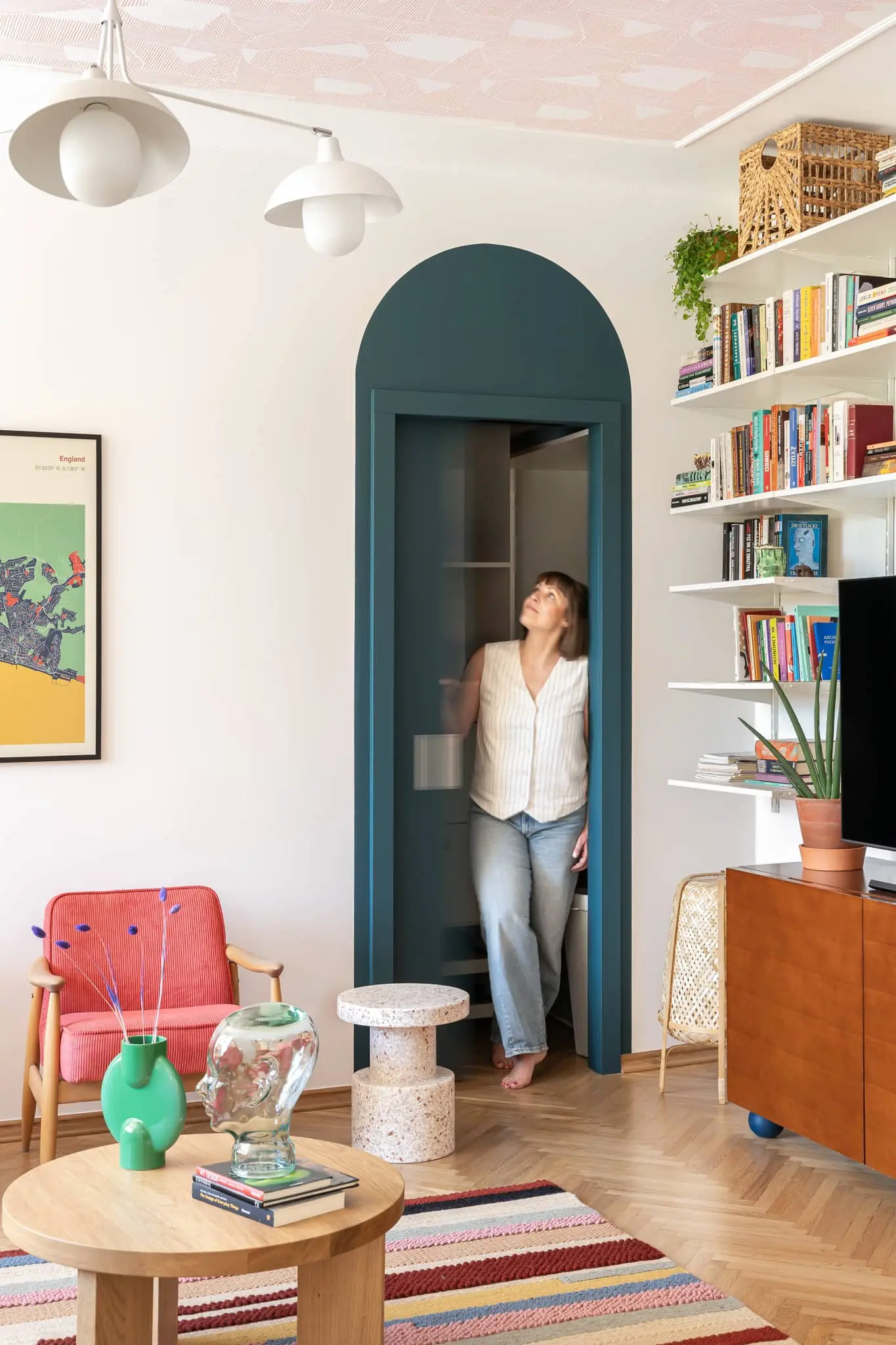 Projektowanie wnętrz Bydgoszcz – żółta kuchnia i koralowy sufit w mieszkaniu inspirowanym Brighton.