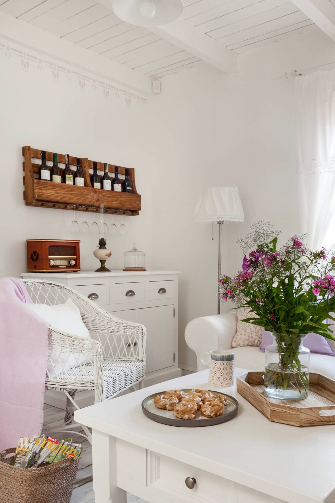 Dom w Borach Tucholskich – projekt wnętrza z rzemiosłem lokalnych stolarzy, naturalne materiały i autentyczność.