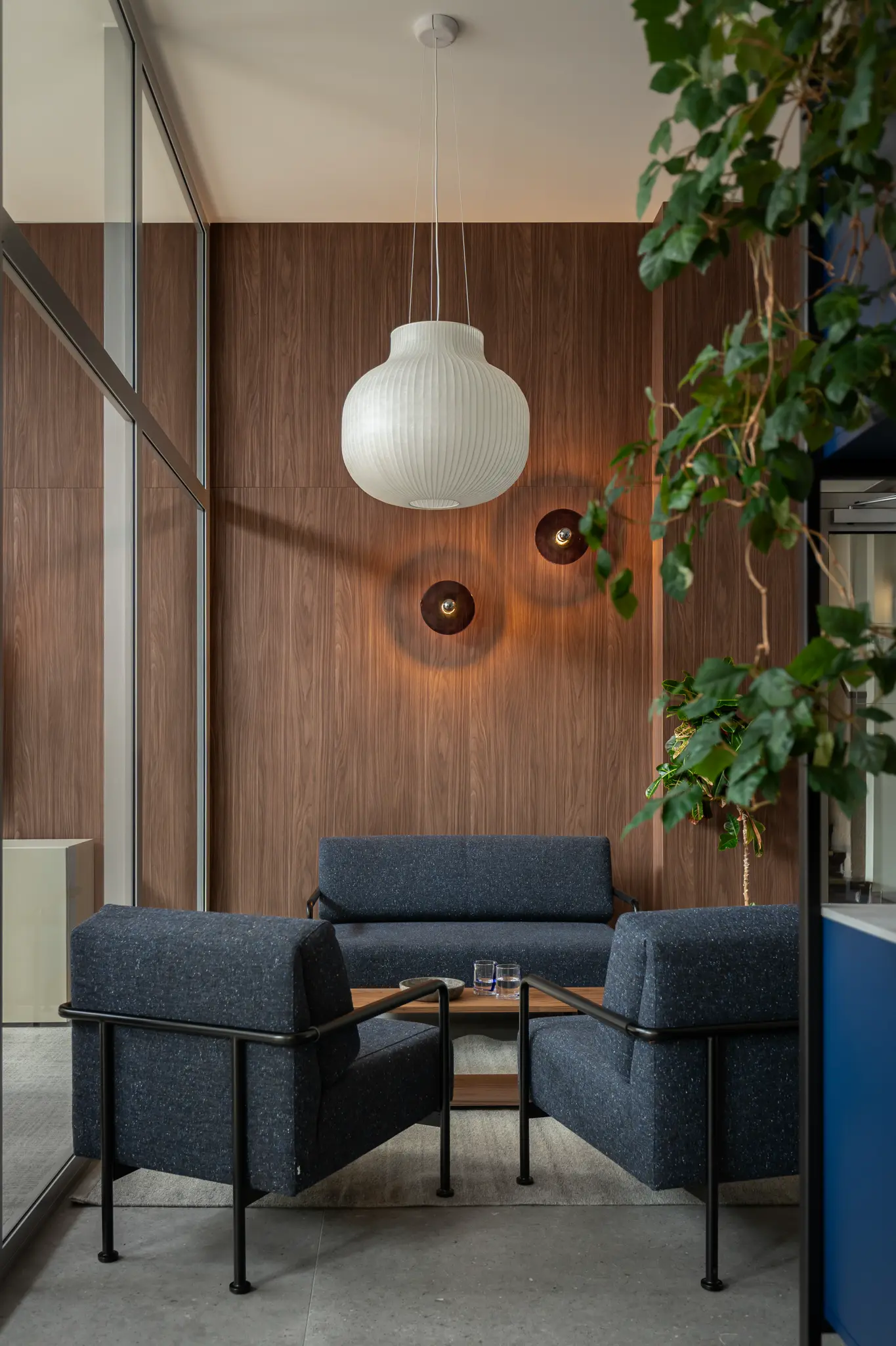 Biuro sprzedaży Moderator w Bydgoszczy – eleganckie wnętrze z granatowymi akcentami i designerskimi lampami.