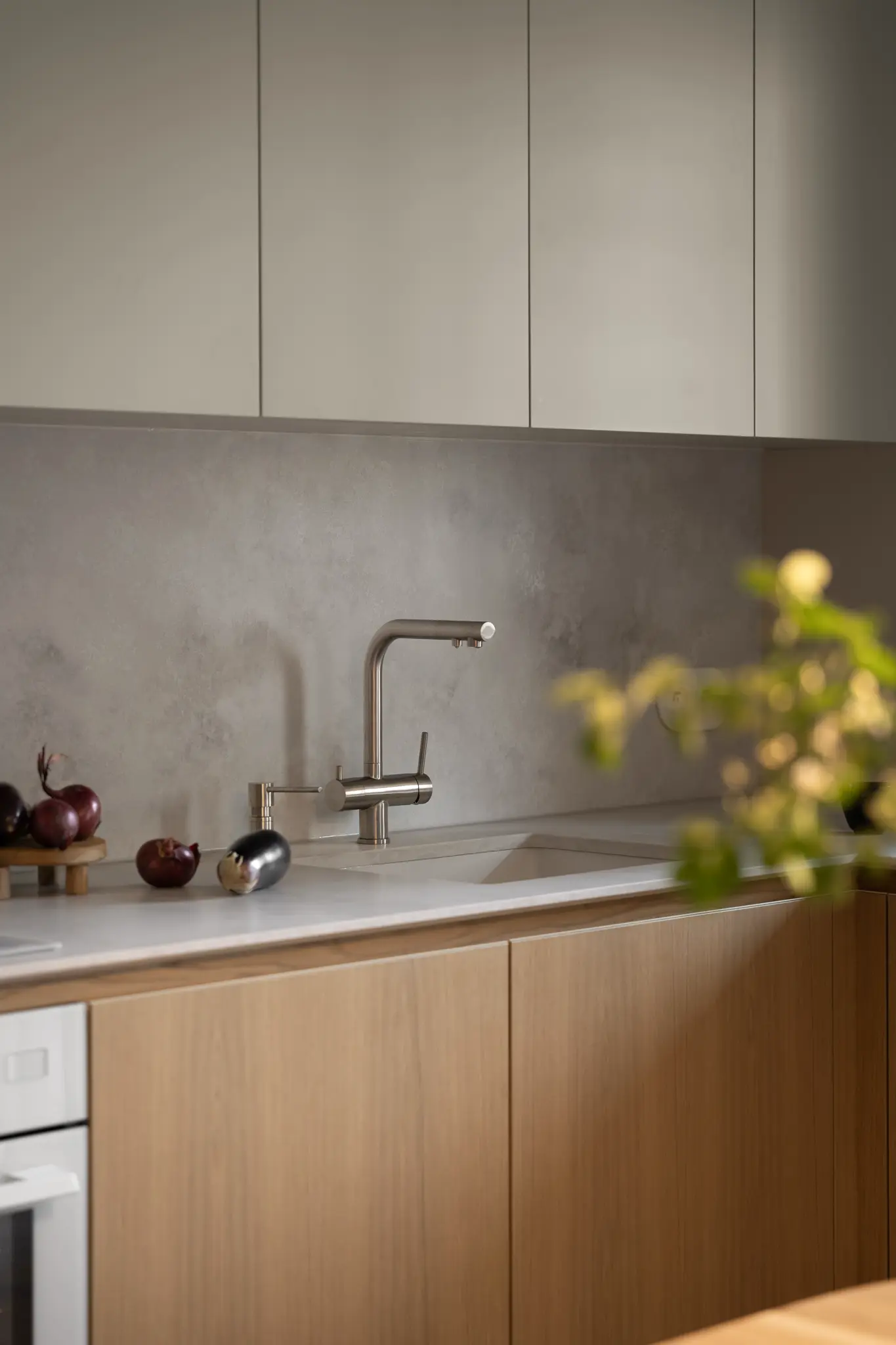 Projekt wnętrza na Leśnym w Bydgoszczy – drewno, lniana tapeta i fotel Togo Ligne Roset w spokojnej aranżacji.