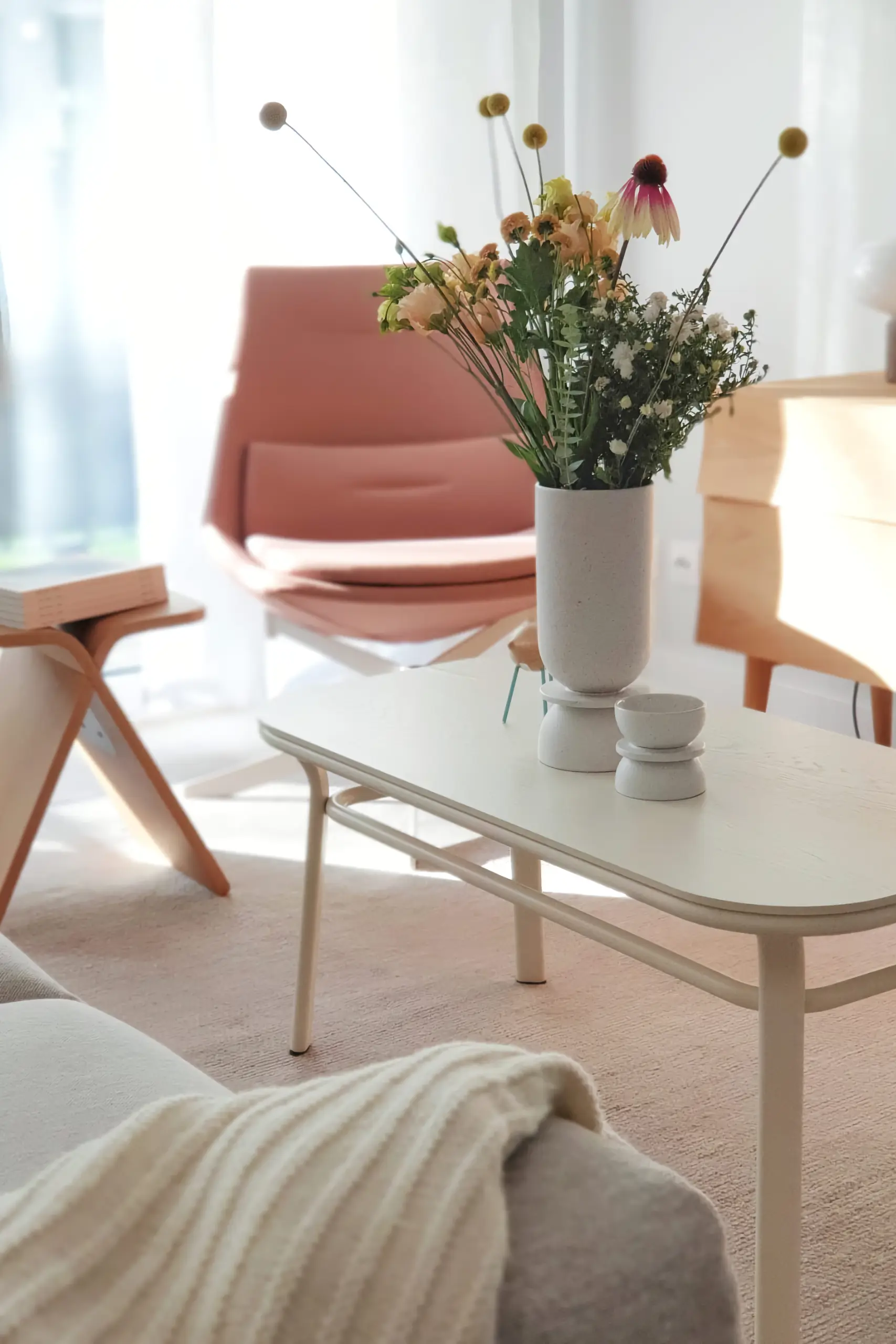 Projekt wnętrza Bydgoszcz – pastelowa aranżacja z lnianymi zasłonami, dębowymi meblami i naturalnym światłem.