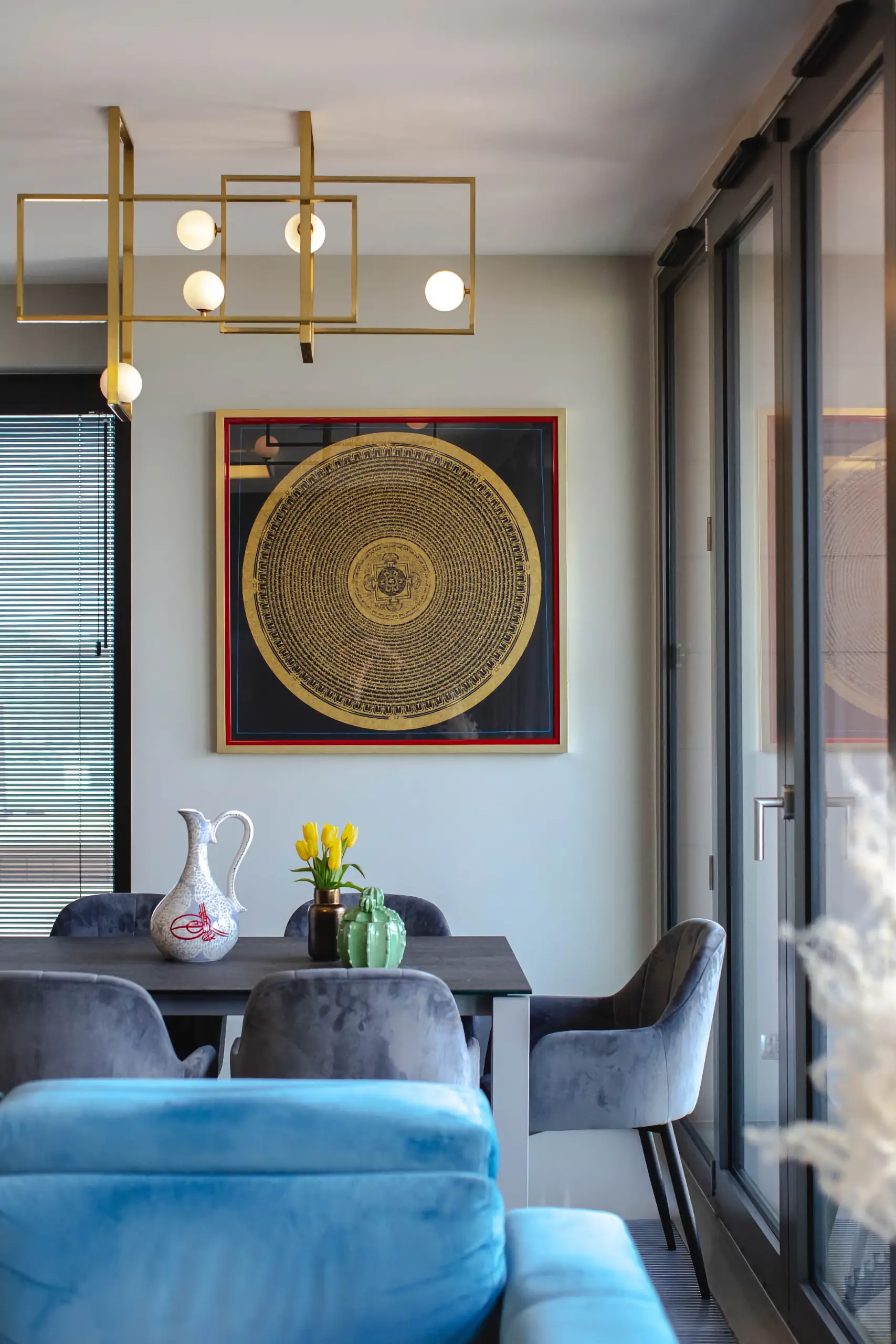 Apartament Nordic Haven Bydgoszcz – wnętrze pełne pamiątek z podróży, projektowane z myślą o kolekcjonowaniu wspomnień.