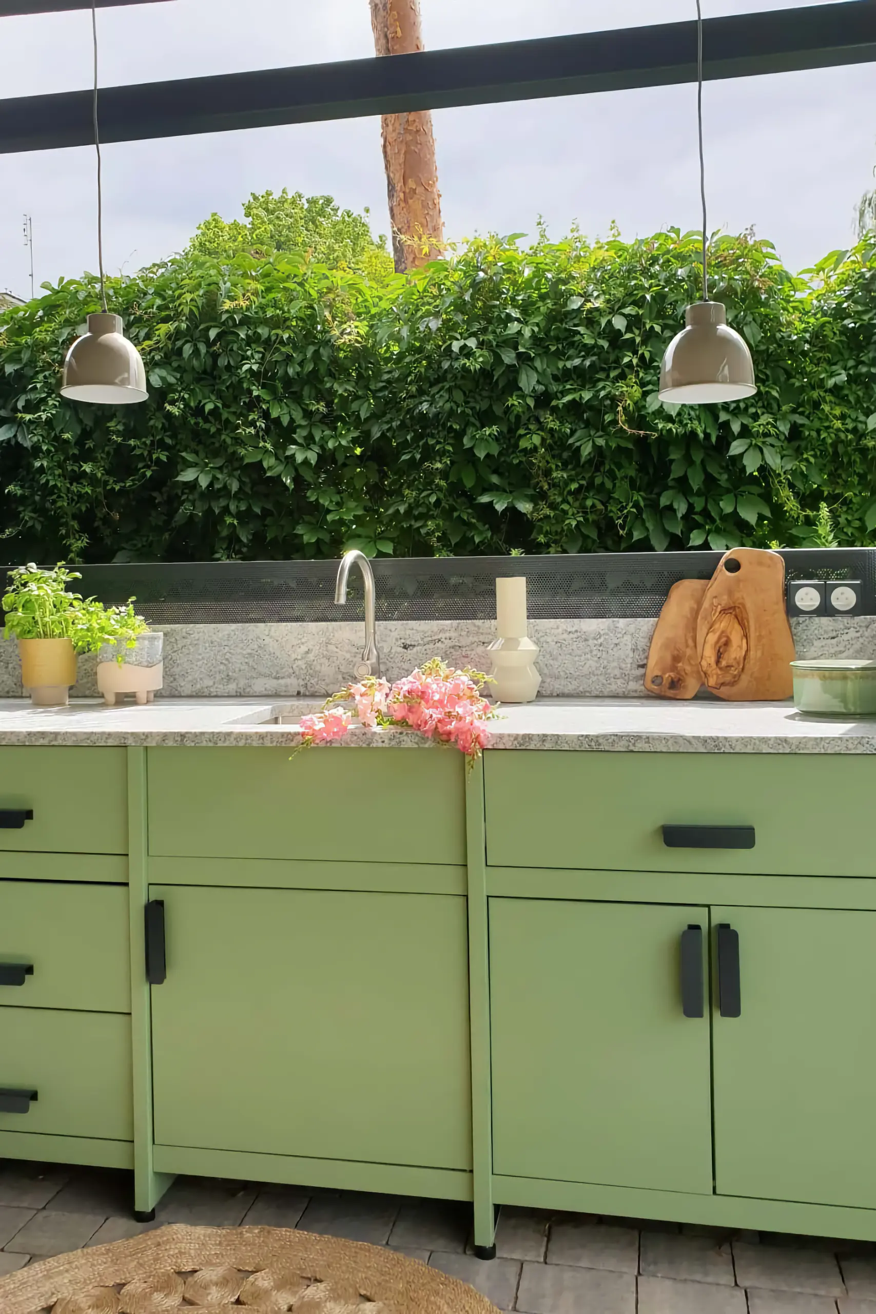 Projekt kuchni ogrodowej Bydgoszcz – altana z zieloną zabudową i granitowym blatem, willa z początku XX wieku.