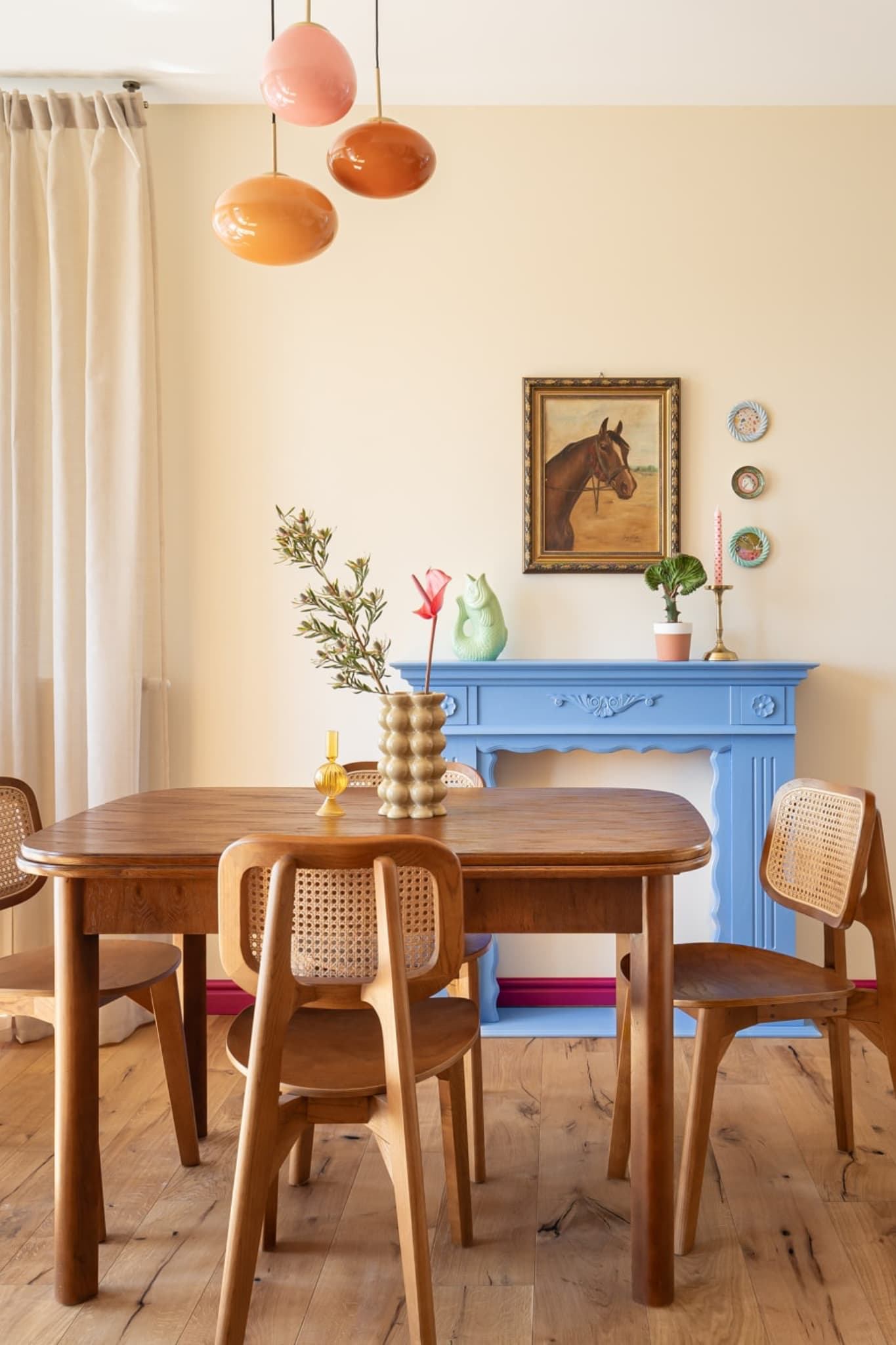 Kolorowe wnętrza Fordon Bydgoszcz – salon z kominkiem, lazurowymi akcentami i włoskim blatem.